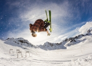 开云体育在线-英超争冠焦点战与湖人险胜浙江队，跨越时空的竞技共鸣