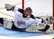 开云体育中国官网-赛道上的指挥家，阿圭罗以完美节奏掌控F1街道赛之夜