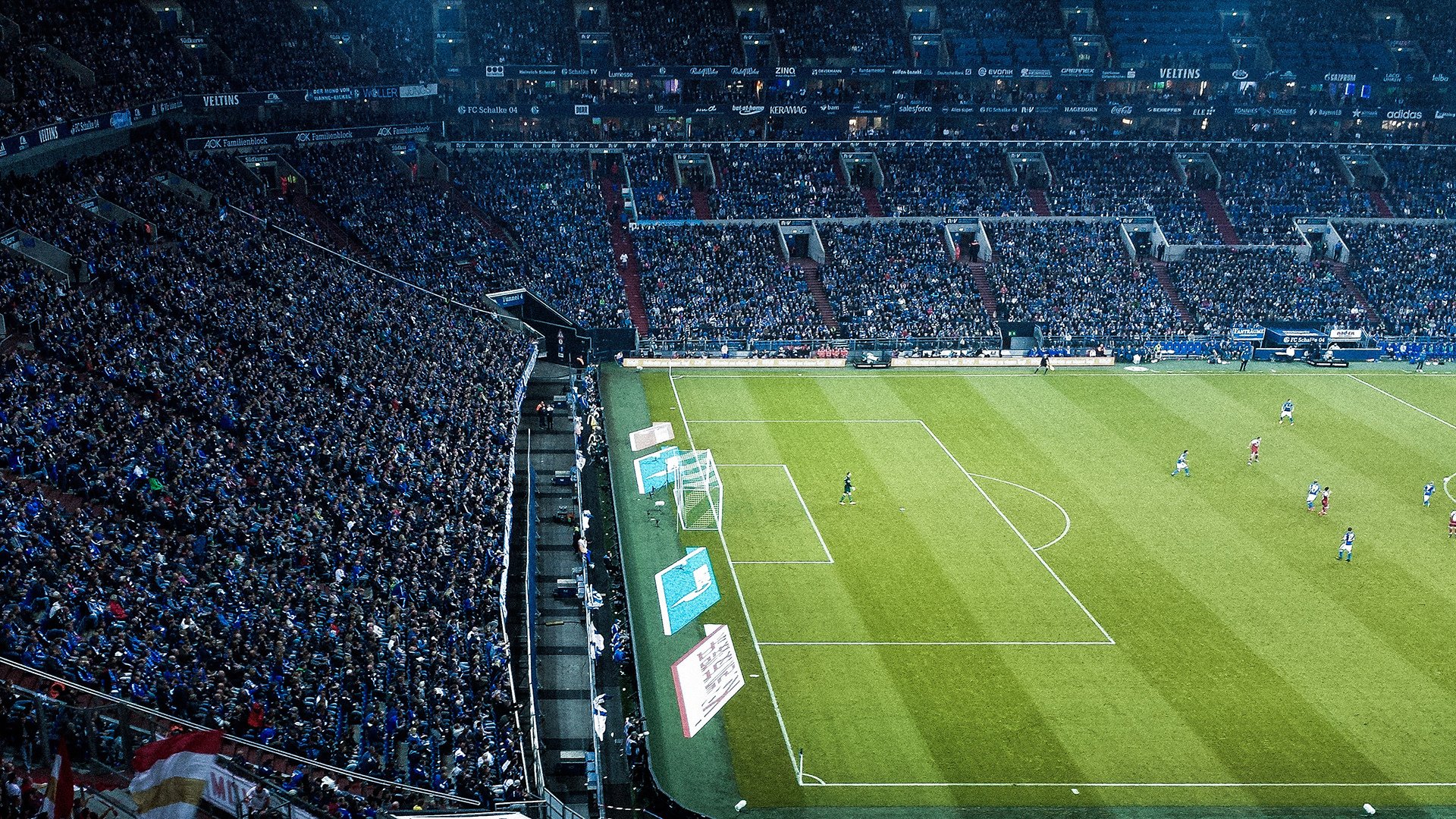 赛道与球场，双城记里的速度与激情