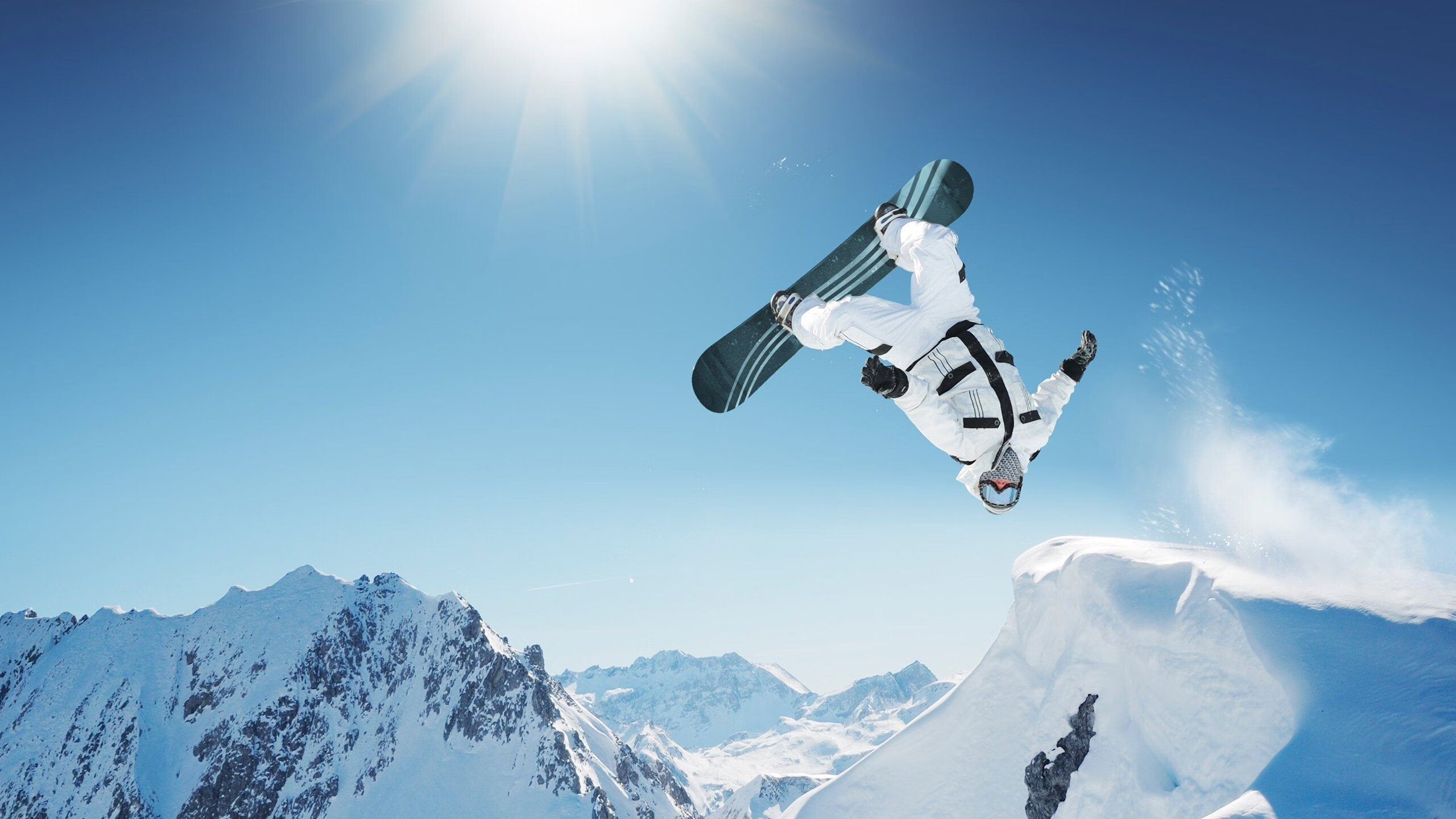 赛道与球场的双重奏，F1揭幕战悬念与骑士逆转传奇