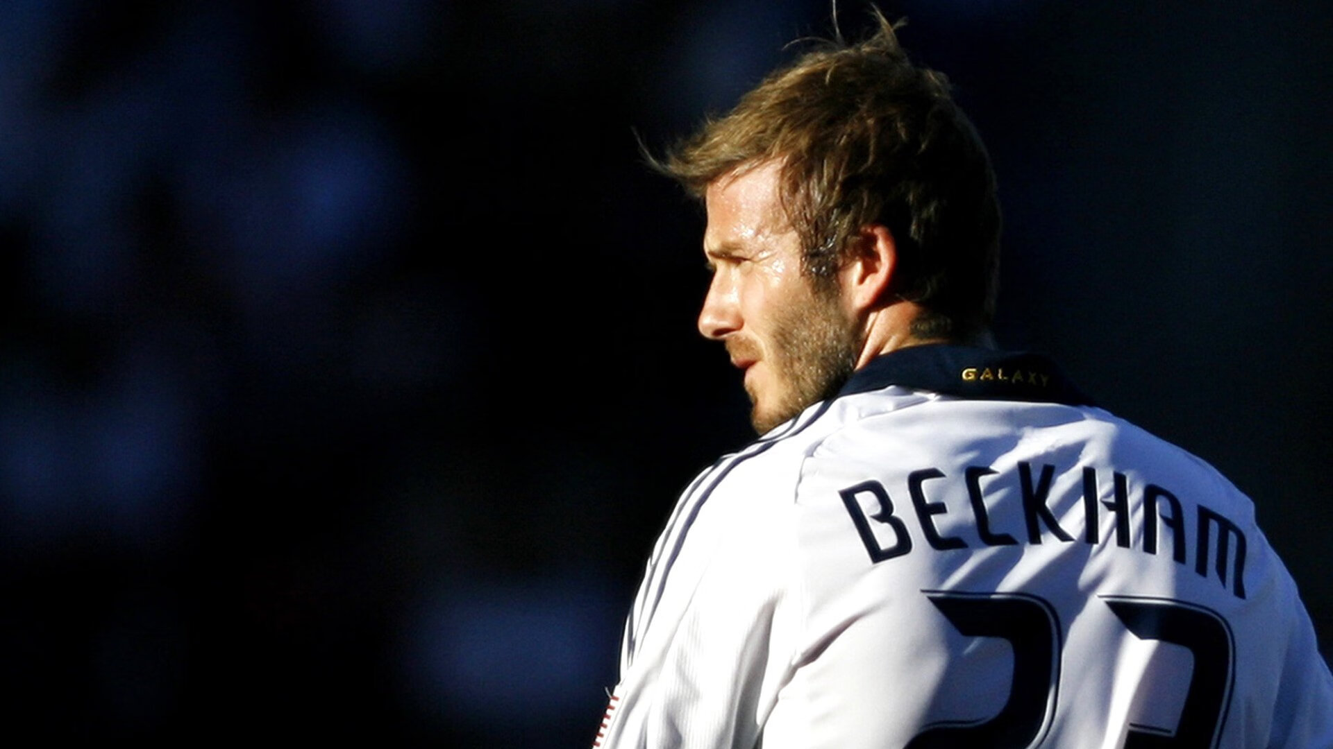 苏亚雷斯上帝之手与美国政治红牌,足球场与地缘博弈的双重终结术